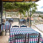 Pensión Santosa 3*